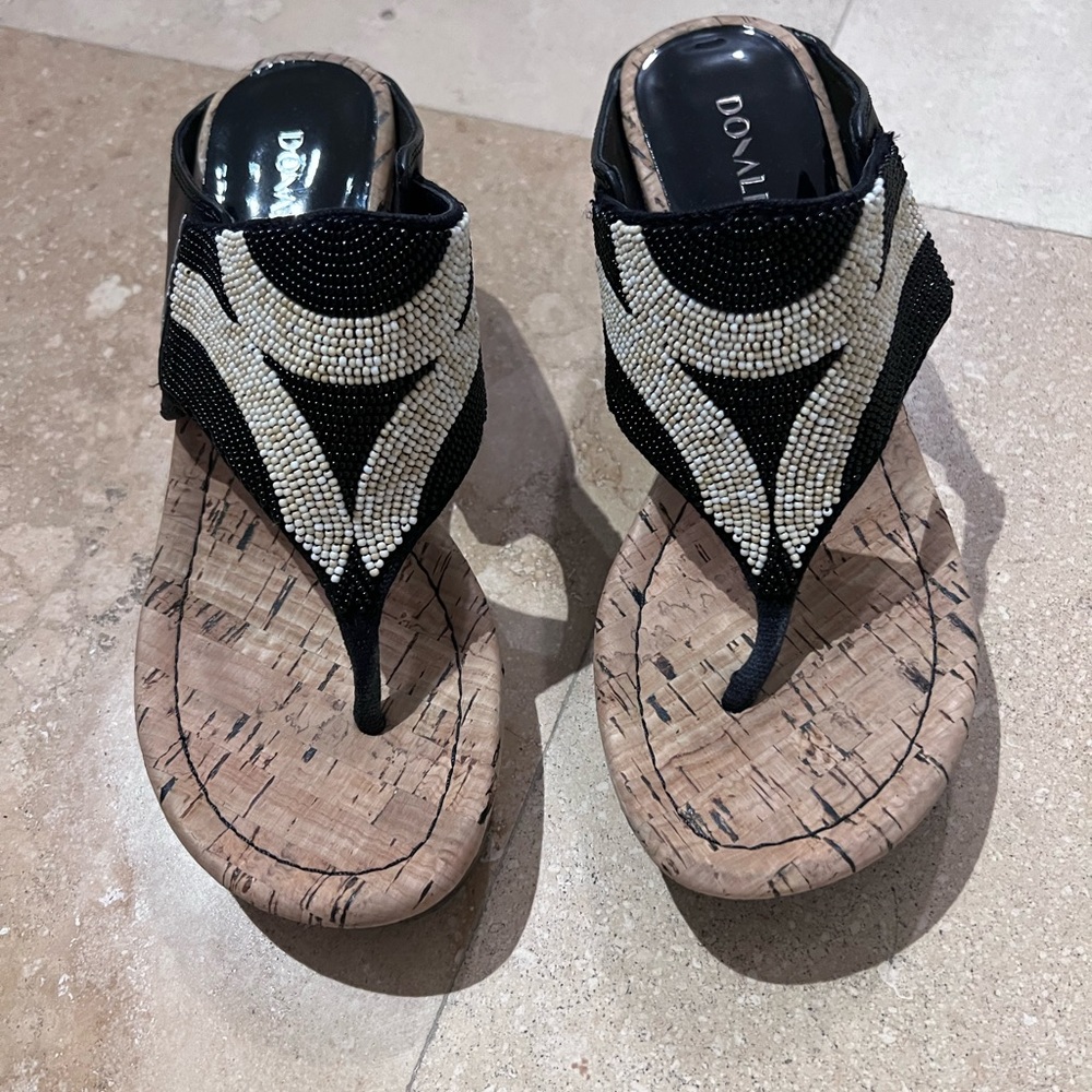 Donald Pliner Malone Wedge Sandal - perfect condition - size 5